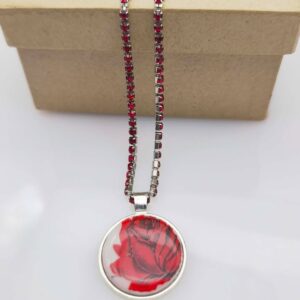 collier rose rouge et strass