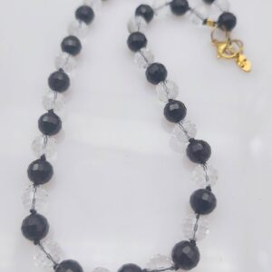 Accueil collier white and black